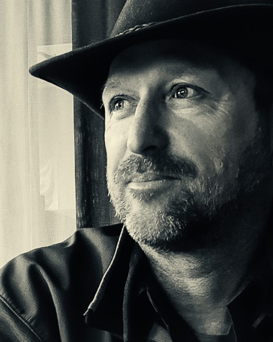 Fine Art Fotograf Heinz Effner sitzt entspannt in der Natur mit Bergblick.Fine art photographer Heinz Effner sits relaxed in nature.