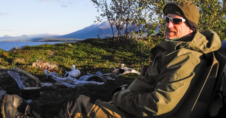 Fine Art Fotograf Heinz Effner sitzt entspannt in der Natur mit Bergblick.Fine art photographer Heinz Effner sits relaxed in nature.